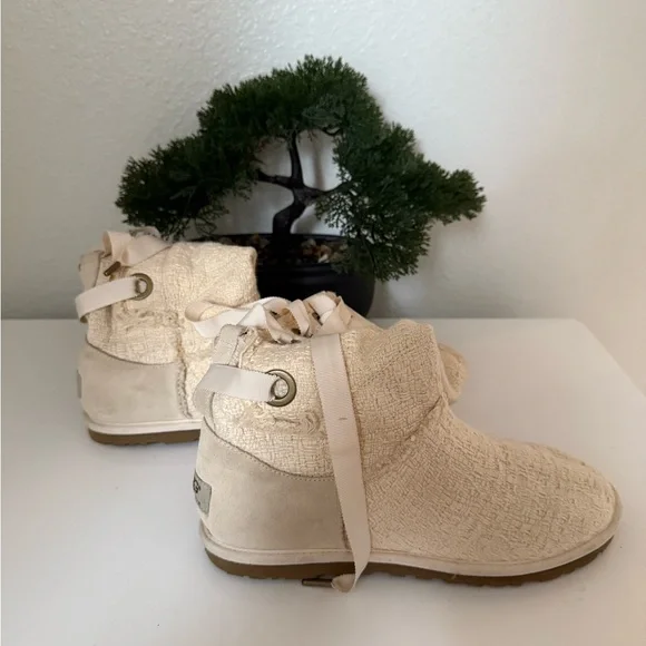 UGG Women's Lace-Up Cream Winter Boots - Picture 2 of 5